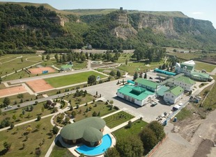 Деревянная беседка с мангалом на берегу озера и горы. Отель Адиюх-Пэлас, Хабез, Карачаево-Черкессия.